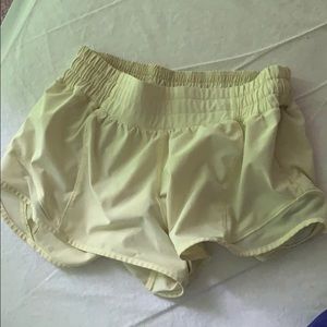 Lululemon hotty hot shorts 2.5 lemon ice